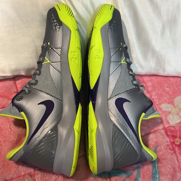 SALE 🔥🔥Vintage Collector Kobe Venomenon 4 Grey. Size:9.5. Serious offers only. - Picture 7 of 10